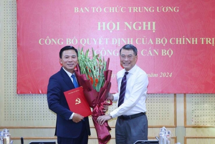 Trưởng Ban Tổ chức Trung ương Lê Minh Hưng trao quyết định và tặng hoa chúc mừng tân Phó Trưởng Ban Tổ chức Trung ương Đỗ Trọng Hưng. Ảnh: TN