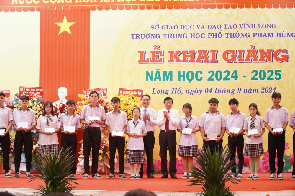 Nhân dịp năm học mới Vĩnh Long tặng học bổng cho các em học sinh khó khăn