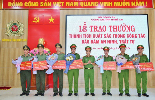 Công an tỉnh Nghệ An tổ chức trao thưởng cho các lực lượng tham gia chuyên án. Ảnh: V. Hậu