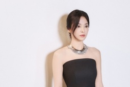 Song Hye Kyo 'ăn gian' chiều cao với nguyên 'cây đen'