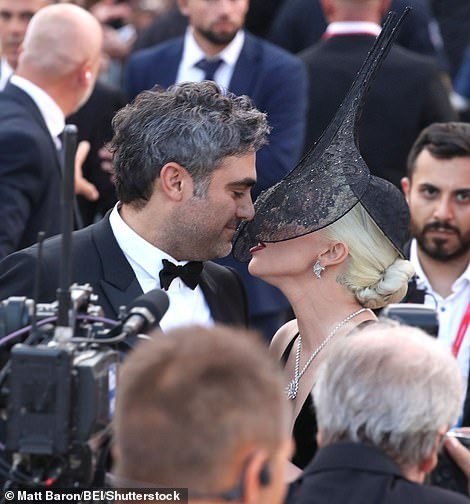 Lady Gaga diện đồ kỳ quái đến Venice - 8