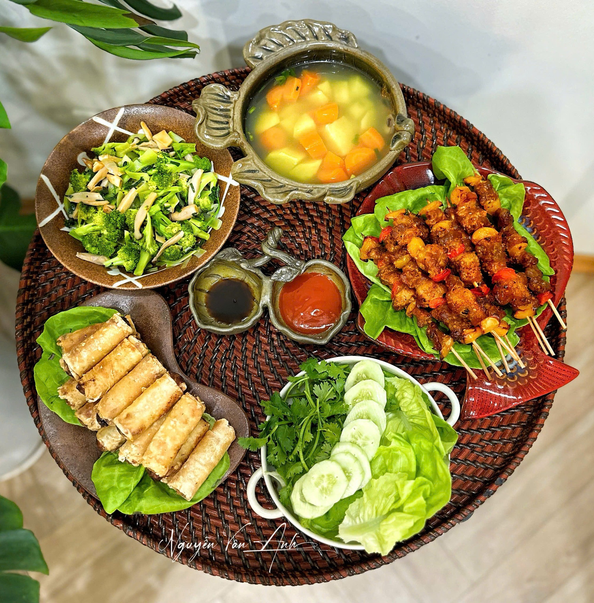 Thịt xiên nướng - Nem hải sản - Súp lơ xào nấm - Canh khoai tây cà rốt - Rau sống