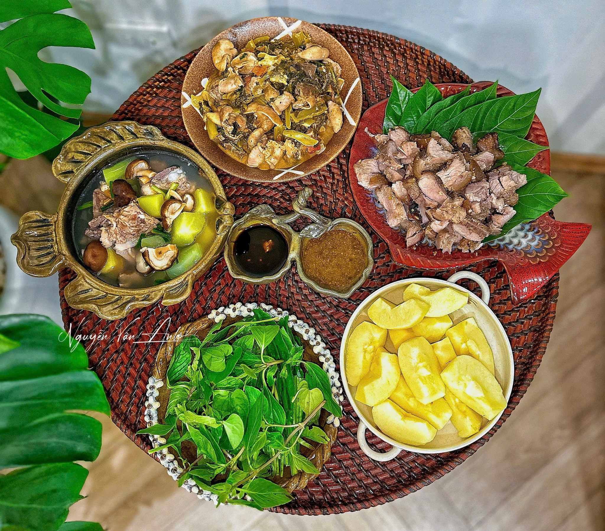  Lòng xào dưa - Dê nướng - Canh xương hầm su su, khoai tây - Rau thơm - Táo