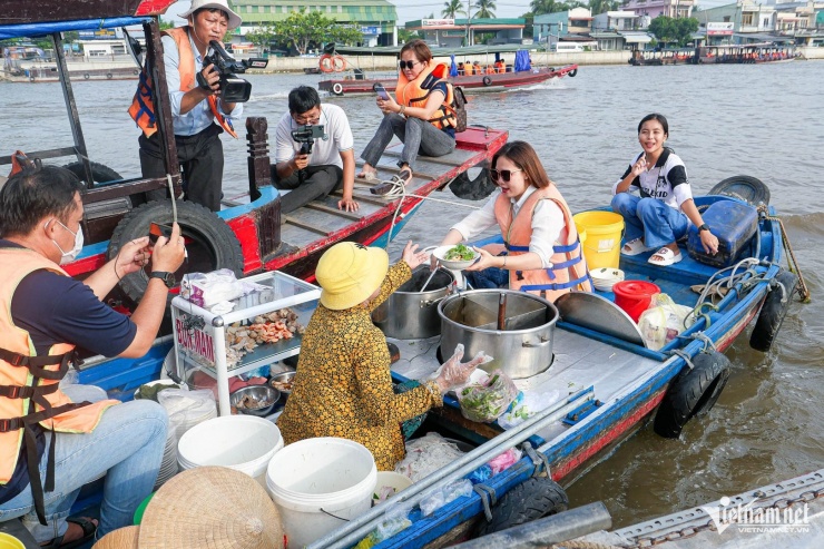 Hương vị bún riêu, hủ tiếu ở ghe thuyền chợ nổi không quá khác lạ. Tuy nhiên, du khách lại hào hứng với cảm giác tròng trành, lênh đênh. Ảnh: Linh Trang