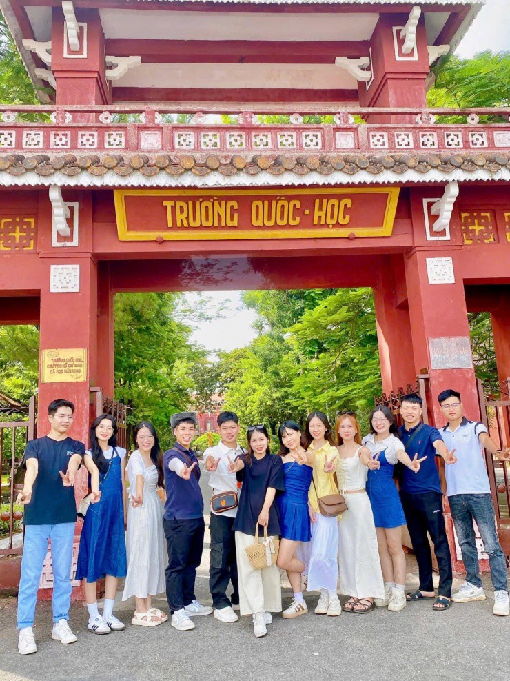 Check-in ở trường Quốc học Huế.