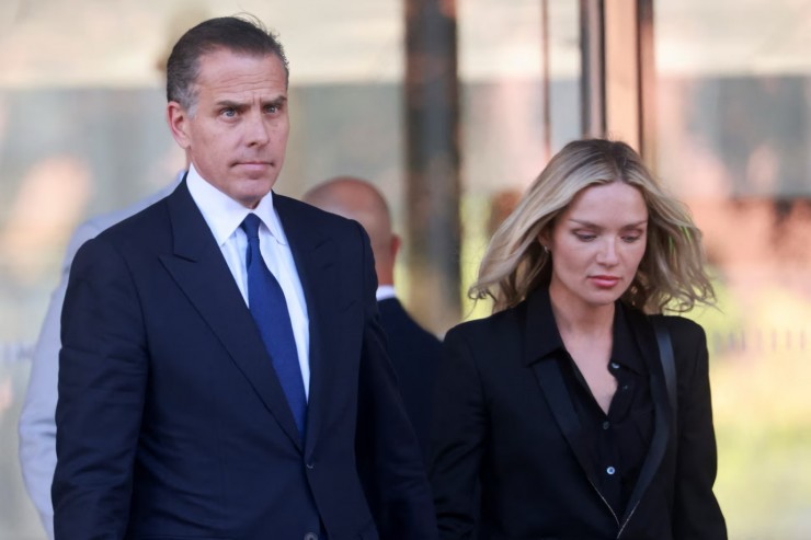 Ông Hunter Biden cùng vợ hôm 5-9. Ảnh: Reuters