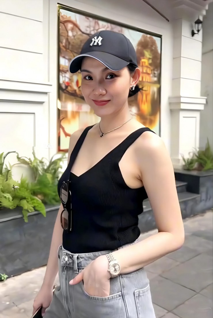 Bộ cánh được Thùy Lâm tô điểm bằng những món phụ kiện như hoa tai và vòng cổ của Chanel, đồng hồ Rolex. Khi chia sẻ những khoảnh khắc năng động, Hoa hậu Hoàn vũ Việt Nam 2008 được khen trông tươi trẻ, không khác là bao so với lúc mới đăng quang.