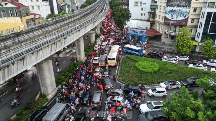 Giao thông Hà Nội hỗn loạn, người dân tháo chạy về nhà tránh bão - 2