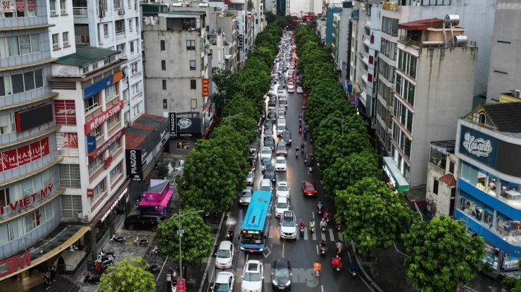 Giao thông Hà Nội hỗn loạn, người dân tháo chạy về nhà tránh bão - 4