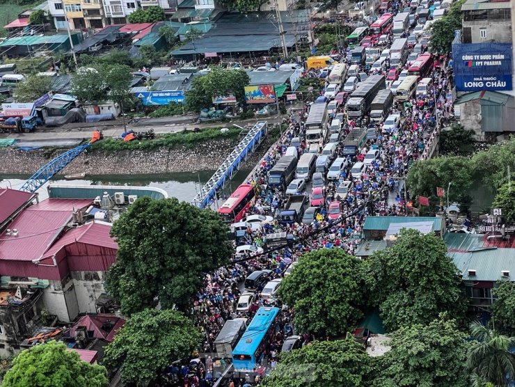 Giao thông Hà Nội hỗn loạn, người dân tháo chạy về nhà tránh bão - 7