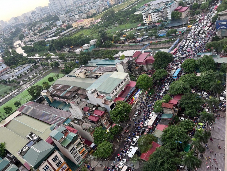 Giao thông Hà Nội hỗn loạn, người dân tháo chạy về nhà tránh bão - 6