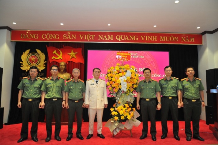 Đảng uỷ, lãnh đạo Cục An ninh điều tra tặng hoa, chúc mừng tân Phó Cục trưởng Cục An ninh điều tra.