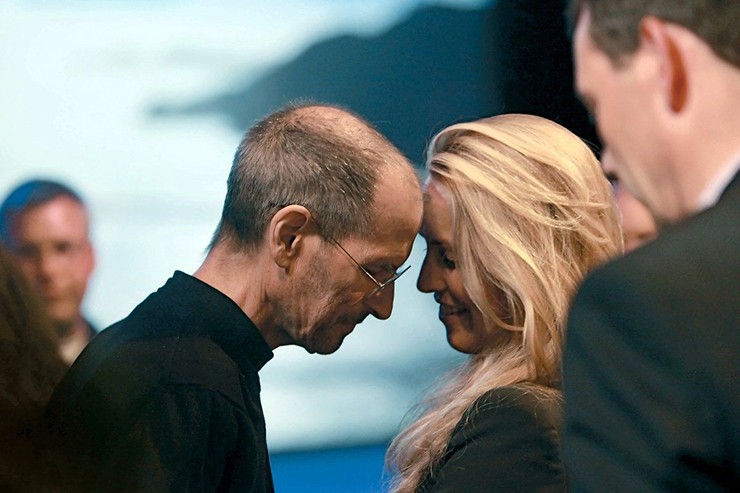 Steve Job và&nbsp;Laurene Powell kết hôn năm 1991. Năm 2011, khi Steve qua đời, phần lớn tài sản của ông,&nbsp;bao gồm cả số cổ phần ở Apple và Disney, được trao cho người thừa kế duy nhất là vợ.
