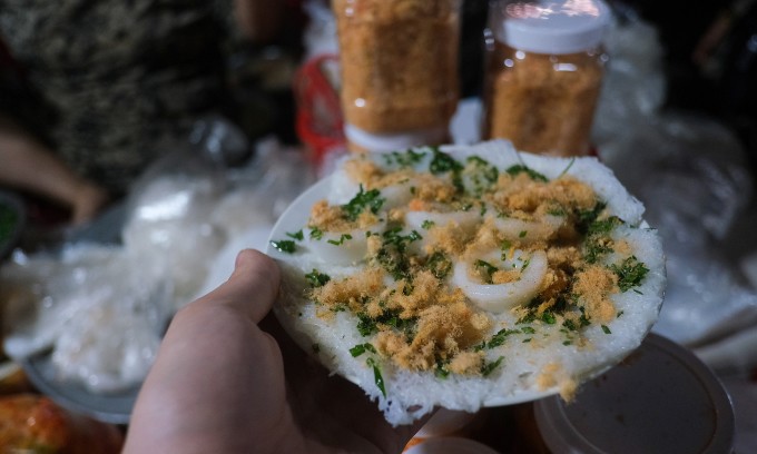 Một đĩa bánh bèo (bên trên) và bánh hỏi ( bên dưới), được phủ ruốc tôm, mỡ hành bên trên. Ảnh: Tú Nguyễn