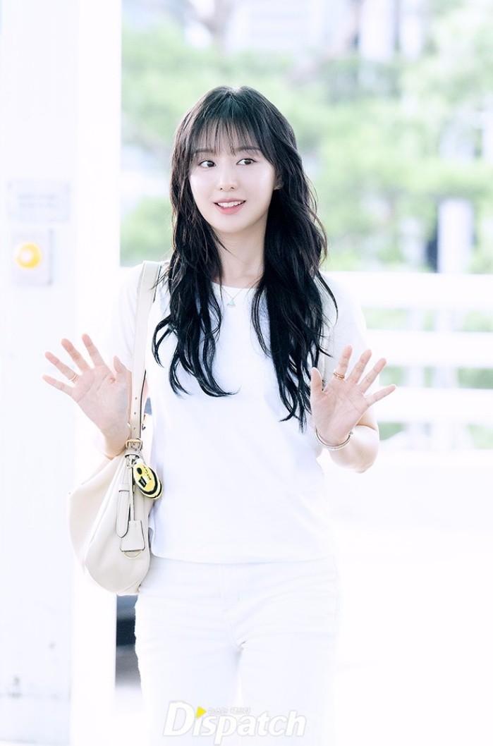 Kim Ji Won là tâm điểm chú ý khi đến Indonesia dự sự kiện, ngày 2/8. Các trang giải trí lớn nhất Hàn Quốc nhận xét diễn viên xinh đẹp, cuốn hút dù diện 