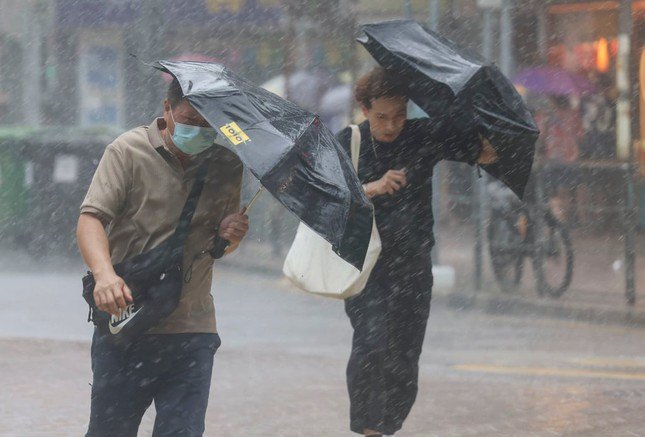 Siêu bão YAGI: Hé lộ hình ảnh mắt bão, Trung Quốc bắt đầu mưa lớn - 2