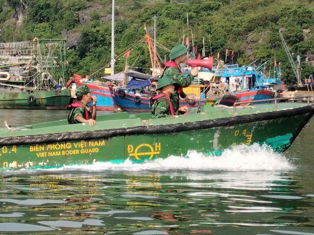 Lực lượng Bộ đội biên phòng đi kiểm tra, tuyên truyền, hỗ trợ người dân di dời khỏi lồng bè nuôi trồng thủy sản lên bờ tránh bão số 3.