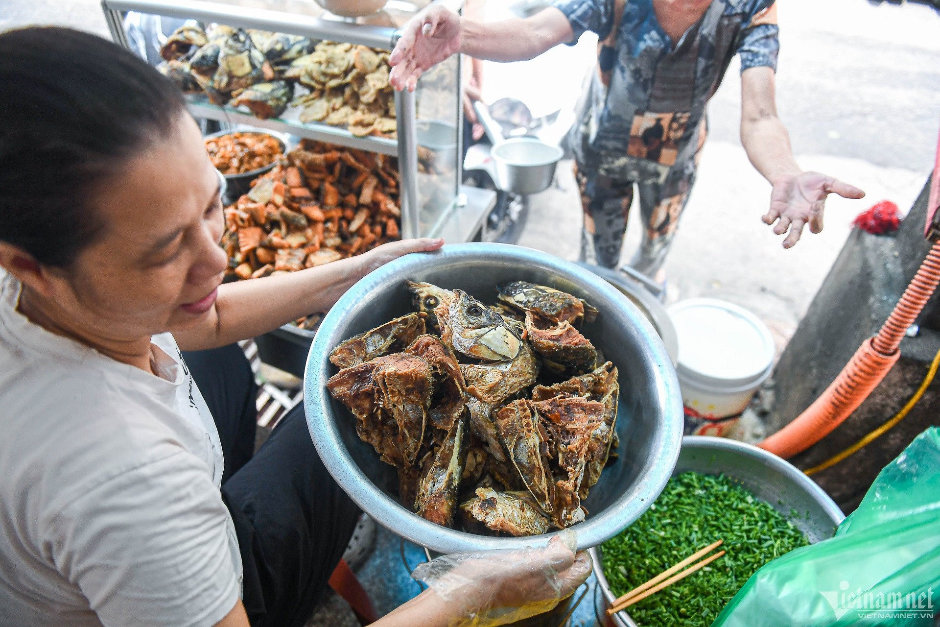 Top 5 quán bún cá ngon ở Hà Nội, chủ quán chế biến lạ, khách đông nườm nượp - 2