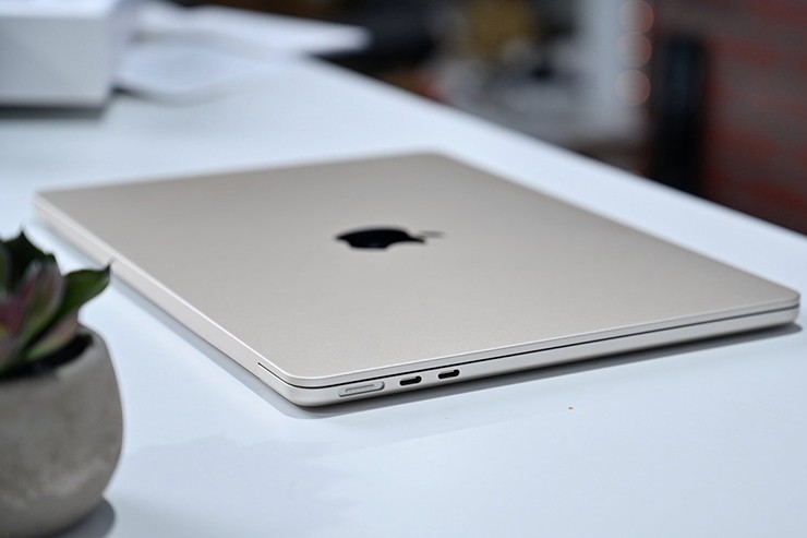 Thời lượng sử dụng pin lâu và gọn nhẹ giúp MacBook Air M2 vô cùng giá trị.