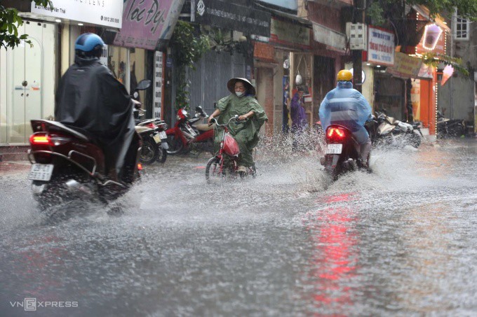 Hà Nội nhiều cây gãy đổ, một người chết - 9