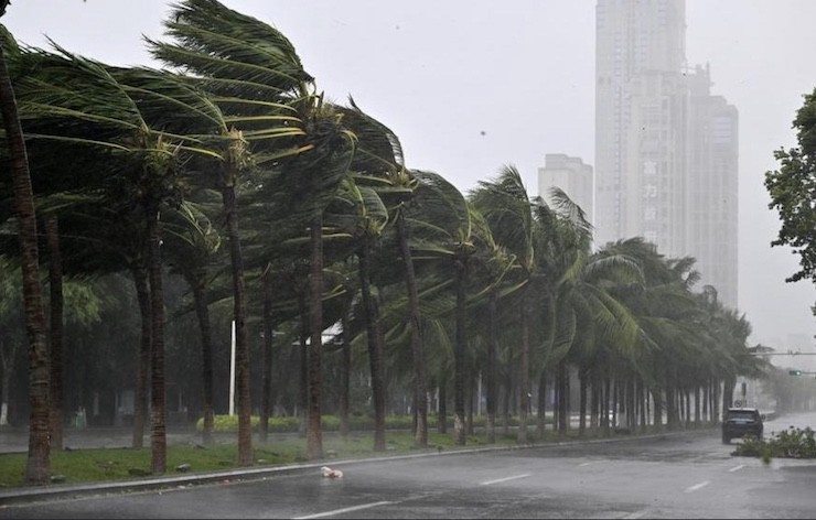 Gió giật mạnh lên trới 234 km/giờ khi đổ bộ thủ phủ Hải Khẩu, tỉnh&nbsp;Hải Nam, Trung Quốc. Ảnh: Tân Hoa Xã.