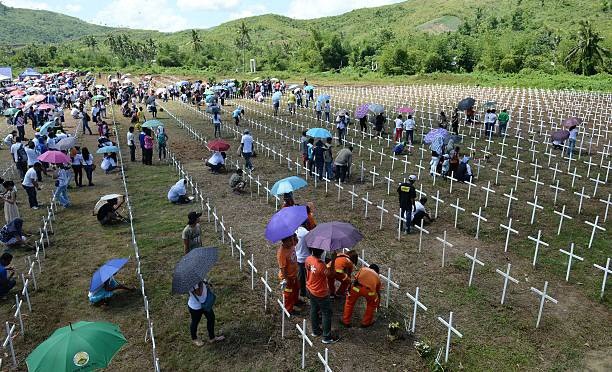 Người dân tới thăm các mộ tập thể ở làng Vasper, thành phố Tacloban, miền trung Philippines ngày 8/11/2014. Ảnh: Getty