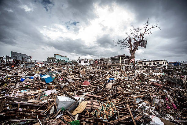 Nhà cửa ở thành phố Tacloban được xây bằng các vật liệu rẻ tiền, mỏng manh, không đủ sức chống chọi với siêu bão. Ảnh: Getty