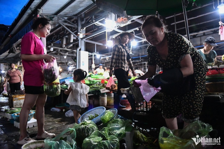 Các tiểu thương tại chợ cho biết, chợ đông từ sáng nay và hôm nay là một ngày đắt khách.&nbsp;