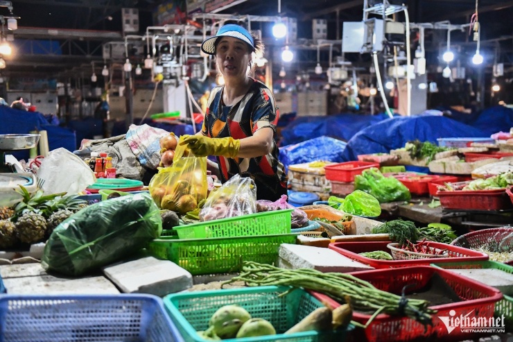 Bà Phùng Thị Hiền (tiểu thương) chia sẻ: "Giá rau lúc sáng nhập vào tăng cao hơn so với mọi khi và hôm nay tôi cũng hết hàng sớm. Mỗi người đến quầy hầu hết mua theo túi lớn để tích trữ trong những ngày tới".