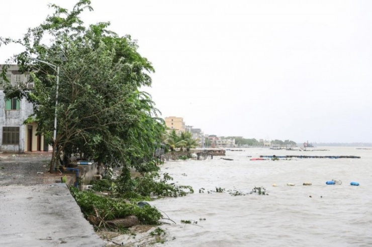 Trước đó, vào đêm và sáng cùng ngày, khu vực này đã chứng kiến gió và mưa kèm theo sấm sét mạnh.