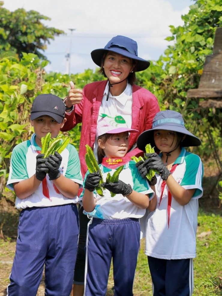 Oanh Yến 'tàn phai nhan sắc' sau ba năm lăn lộn ở nông trại - 10