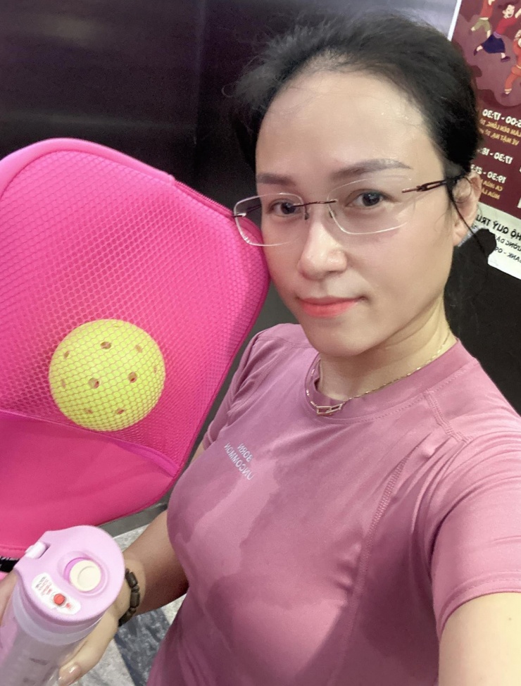 Lê Mỹ Dung - vợ HLV Nguyễn Đức Thắng (Thể Công Viettel) - tập luyện pickleball để rèn luyện sức khỏe, cải thiện vóc dáng. Những lúc rảnh, HLV Đức Thắng cũng tham gia chơi cùng bà xã.