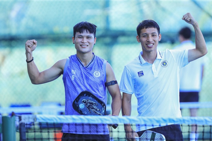 Bên cạnh dàn WAGs, nhiều cầu thủ Việt Nam cũng đã tham gia chơi pickleball. Đỗ Hùng Dũng và Tuấn Hải rất thích thú với bộ môn mới này.