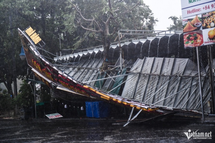 Khung biển một nhà hàng nằm ở dãy phố cổ du lịch sầm uất đổ sụp vì gió lớn.