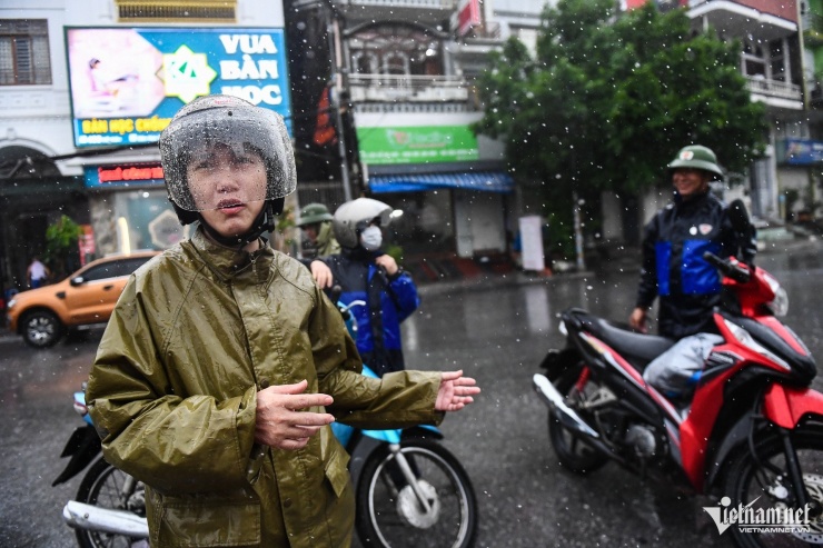 "Nhà tôi bên Hòn Gai nhưng làm việc bên Bãi Cháy, có lệnh cấm phương tiện qua cầu Bãi Cháy khiến tôi lo lắng vì sợ không về được nhà. Rất may có chính quyền địa phương hỗ trợ vận chuyển qua cầu tránh nguy hiểm", bà Lê Thị Bưởi (60 tuổi, người dân TP Hạ Long) cho biết.