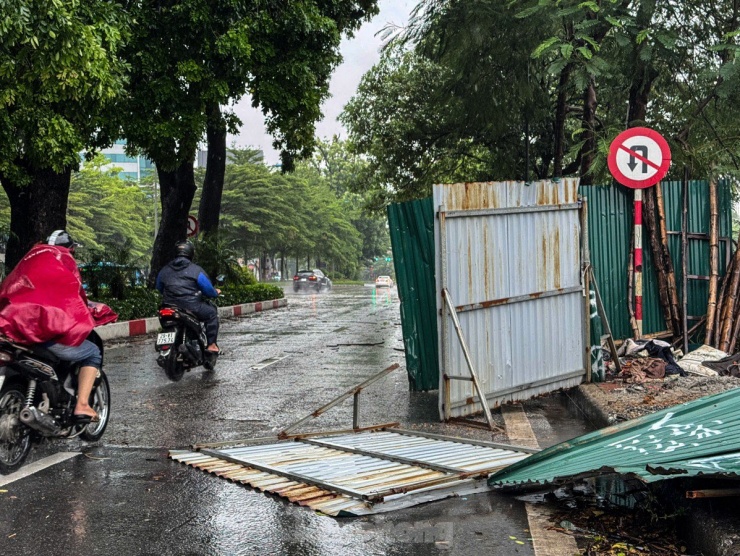 Ngoài cây cối bị đổ, gió giật mạnh còn khiến tôn của nhiều công trình trên đường Láng bị cuốn bay khắp nơi.