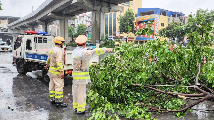 Tổ công tác đội CSGT Đường Bộ số 7 (Hà Nội) đã giải phóng giao thông bằng cách dùng xe chuyên dụng di dời hai cây đổ.