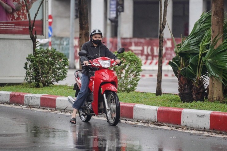 Một chủ phương tiện phải di chuyển thật chậm ở mép đường để tránh gió bão.