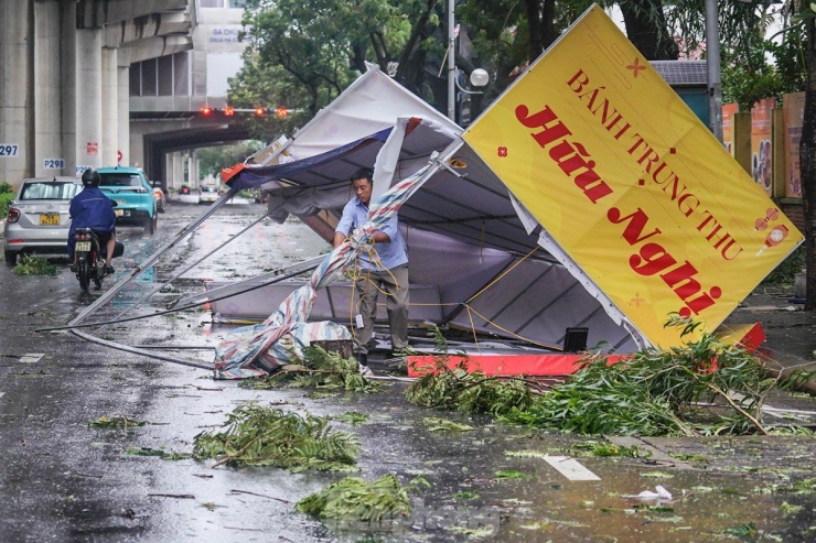 Một gian hàng bán bánh trung thu bị gió thổi bay ra đường.