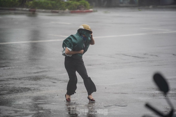 Hà Nội: Gió bão quật bay người, chủ phương tiện bỏ xe chạy 'thoát thân' - 8