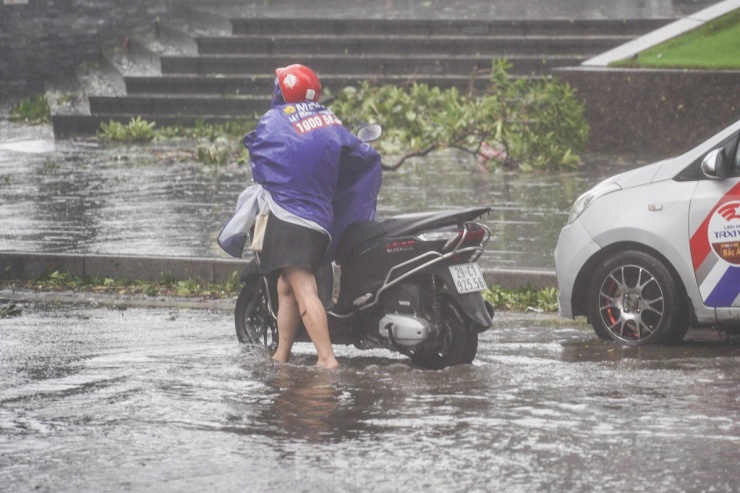 Hà Nội: Gió bão quật bay người, chủ phương tiện bỏ xe chạy 'thoát thân' - 11