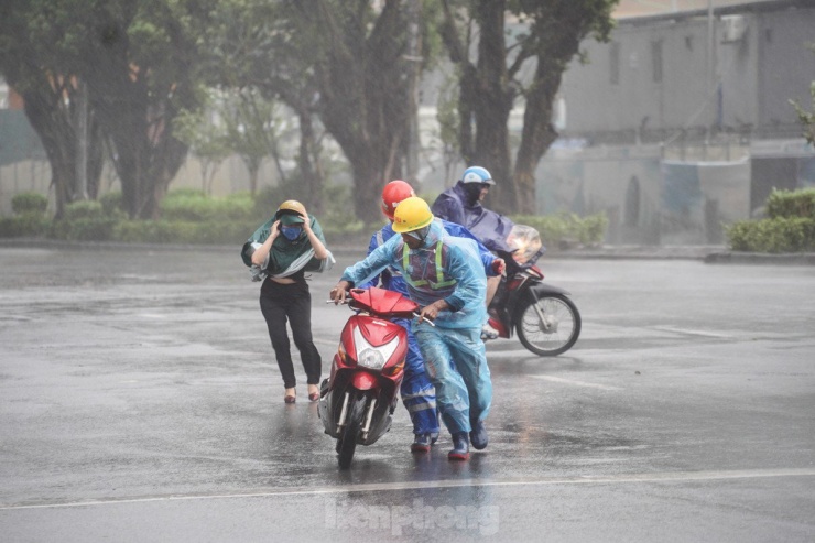 Trên đường từ Kim Mã đến ngã tư, người phụ nữ không may bị gió quật ngã xe, không thể tiếp tục di chuyển vì gió quá lớn. Rất may, người dân xung quanh đã kịp thời hỗ trợ.