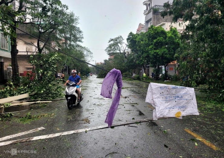 Đường Lê Thánh Tông, quận Ngô Quyền, ngổn ngang sau gần 10 tiếng mưa gió mạnh. Ảnh: Lê Tân