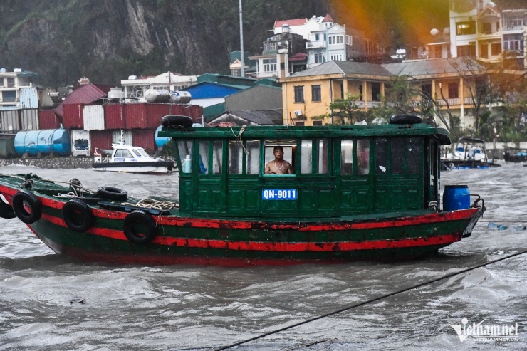 Trong lúc sóng lớn, người đàn ông trên thuyền nói vọng vào với người thân khi ông không biết nên bơi lên bờ hay ở lại thuyền.