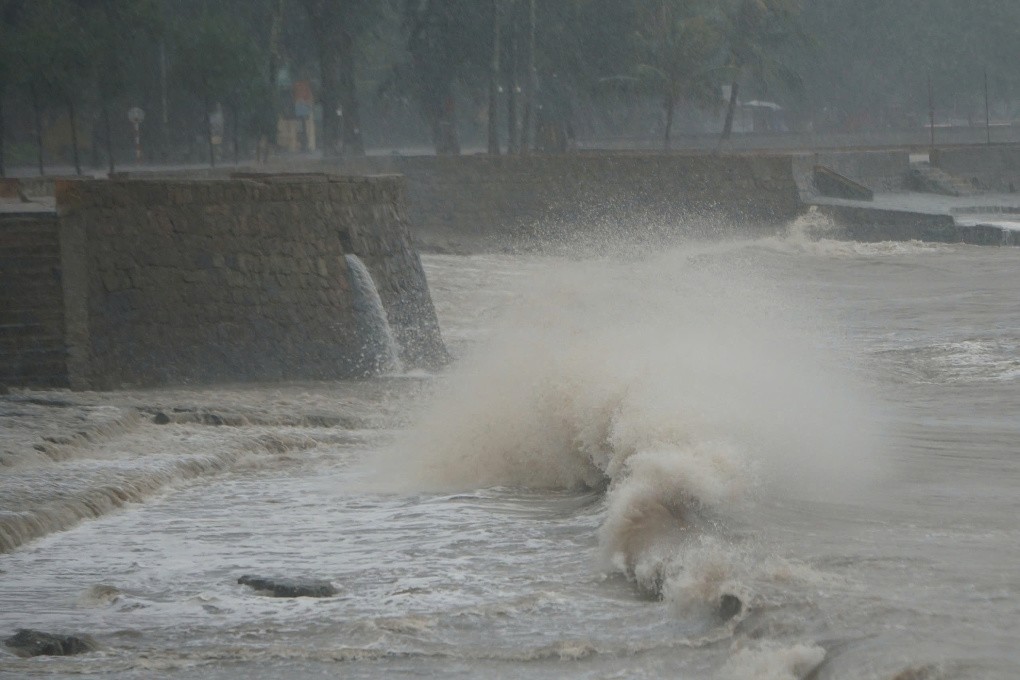 Cây đổ, tôn bay, một người tử vong trong gió bão - 23