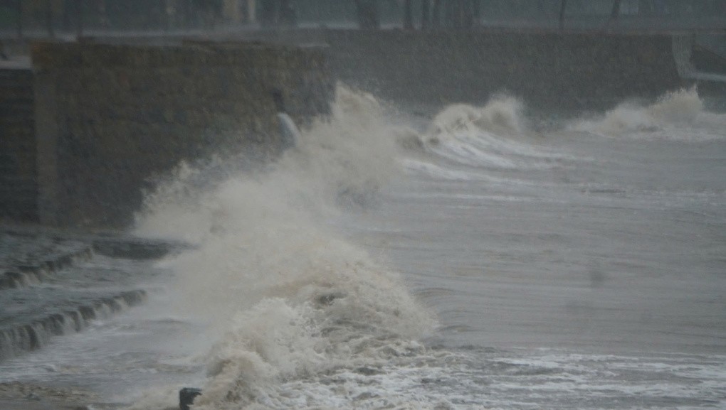 Cây đổ, tôn bay, một người tử vong trong gió bão - 24