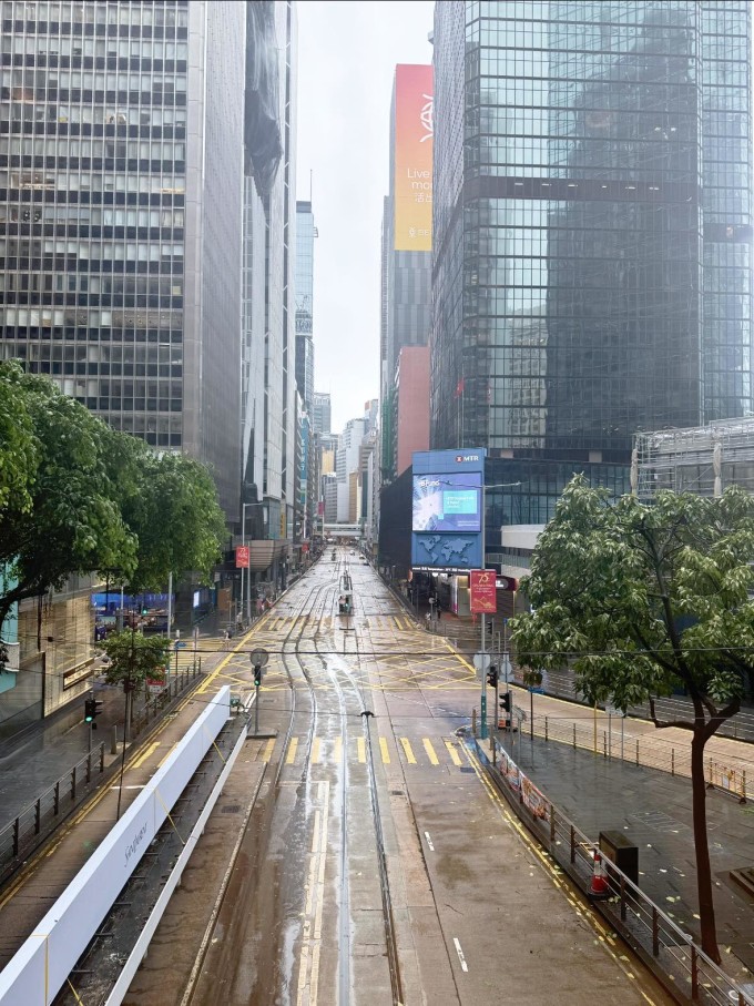 Một góc phố Hong Kong sau mưa lớn. Ảnh: Vũ Ngọc Bích