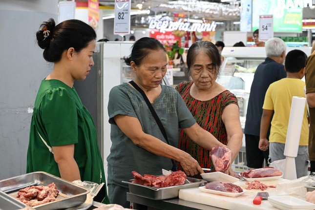 Các siêu thị cho biết đảm bảo cung ứng liên tục, không để tình trạng thiếu hàng, sốt giá. Ảnh: Cấn Dũng.