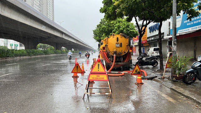 Ảnh hưởng của bão Yagi, Hà Nội bắt đầu mưa to, gió lớn - 6