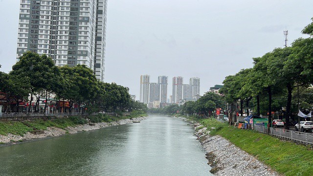 Sông Tô Lịch trở nên trong xanh hơn so với mọi ngày